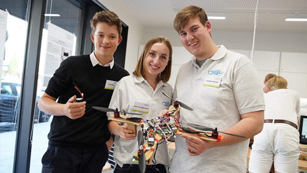 Jakob, Anna Lena und Jonathan vom Gymnasium Eppendorf arbeiten an einer Flugdrohne.