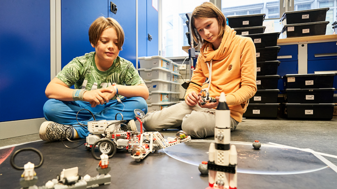 Beim Hamburger MINT-Tag bauen Schüler:innen Roboter.