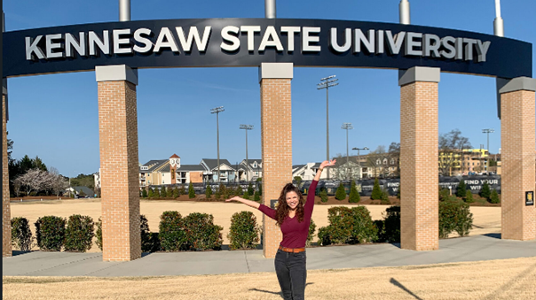 Die Auszubildende Anna Börner vor der Kennesaw State University