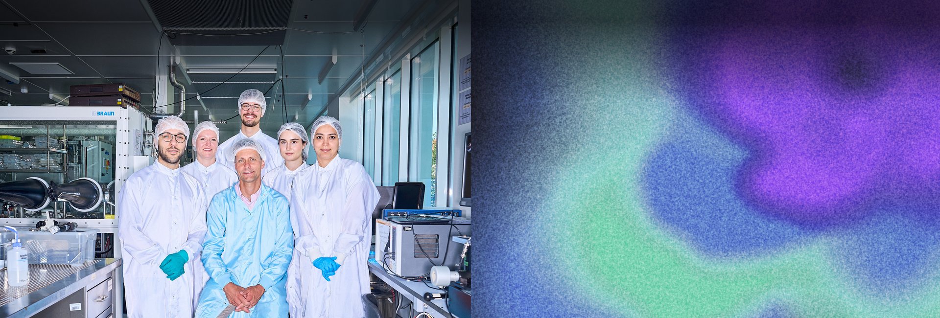 Personen in Reinraumanzügen stehen in einem Labor mit technischen Geräten; daneben ein abstraktes, buntes Muster in Grün, Blau und Lila.