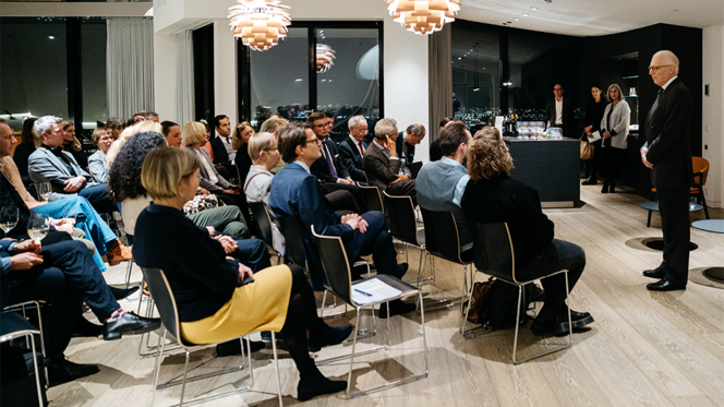 Publikum des dritten AtlanticTalks in den Räumlichkeiten der Stiftung in der Elbphilharmonie Hamburg 