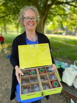 Lore Otto, Naturpädagogin, zeigt die Ausrüstung, mit der die Kinder am Frei Day die Natur entdecken