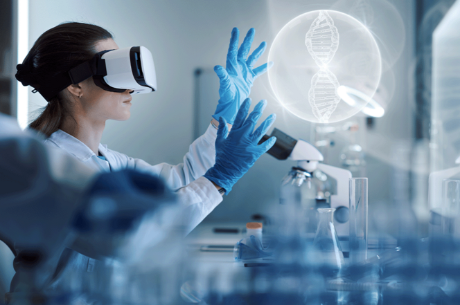 Eine Wissenschaftlerin im Labor, die eine VR-Brille trägt und einen DNA-Strang bearbeitet, der vor ihr projiziert wird. 