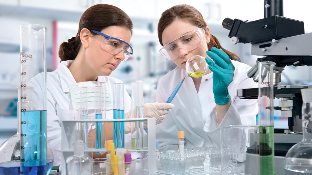 Zwei Wissenschaftler:innen führen ein Experiment durch.