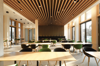 ine moderne Kantine mit großen Glasfenstern und eleganten Holzmöbeln, gestaltet von Kitzmann Architekten mit Heiner Leiska.