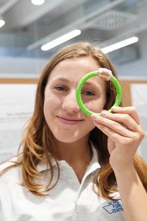 Hannah vom Matthias-Claudius-Gymnasium entwickelt ein stromerzeugendes Armband.