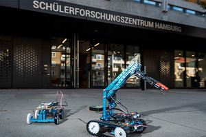 Selbstgebautes Fahrzeug vor dem Schülerforschungszentrum Hamburg