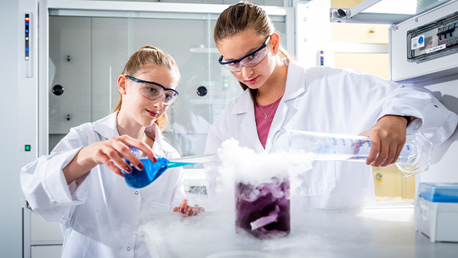 Zwei Mädchen führen im Schülerforschungszentrum Hamburg einen chemischen Versuch durch. 