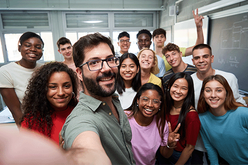 Selfie einer Gruppe junger Menschen, die fröhlich in die Kamera blicken